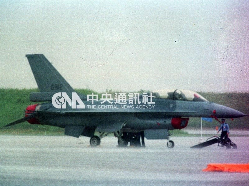 1997年5月17日，空軍在嘉義基地首度向國人展示最新穎的F-16戰機。（中央社檔案照片）