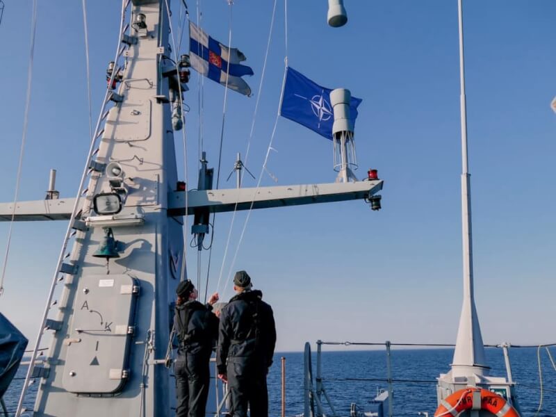 芬蘭13日完成作為北大西洋公約組織成員國的首次北約軍演，艦上船員升起北約旗幟（右）。（圖取自facebook.com/Merivoimat）