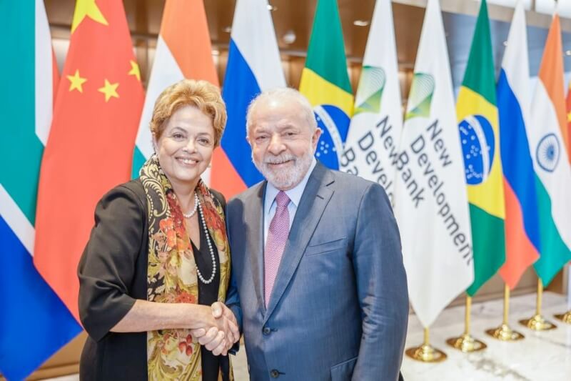 巴西前總統羅賽芙（右）就任總部位於上海的金磚國家銀行「新開發銀行」行長，魯拉（左）訪中行首站赴上海參加她的宣誓就職儀式。（圖取自facebook.com/Lula）