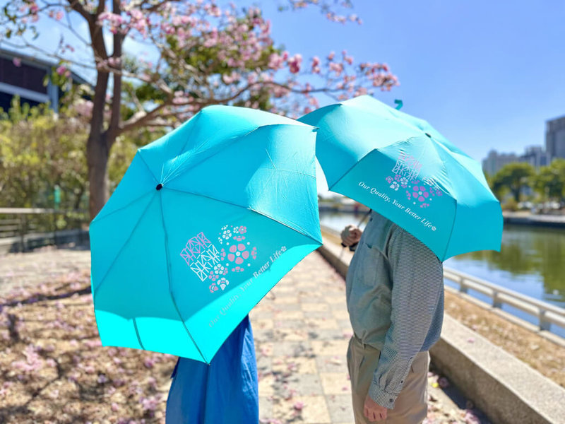 中鋼2023年股東會紀念品推出「傘Ｑ（Thank you）」雨傘，可自動三折開合，傘面兼具防潑水及抗UV功能。（中鋼提供）中央社記者賴言曦傳真 112年4月14日