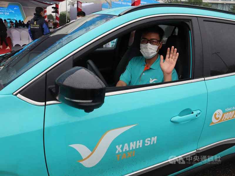 越南首家純電動計程車業者14日在首都河內市啟用服務，司機阮孟進（圖）表示，電動車不會有汽油味道，車內空氣很乾淨，可以降低乘客暈車的可能性。中央社記者陳家倫河內攝  112年4月14日
