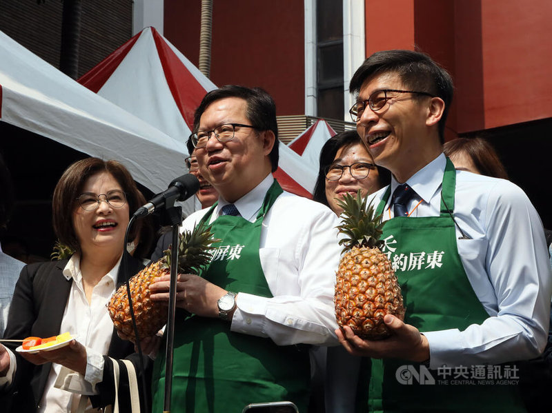 行政院副院長鄭文燦（前中）14日出席由民進黨立委鍾佳濱（前右）等人在立法院舉辦的「屏東旺來，與你相芋」推廣展售記者會，共同行銷屏東鳳梨等農產品。中央社記者郭日曉攝  112年4月14日