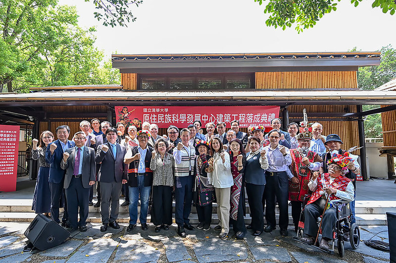 國立清華大學在校內打造傳統竹工藝建築「竹屋」14日落成啟用，竹屋結合原住民智慧與創新工法，以近萬根新竹縣尖石鄉就地取材的桂竹打造，內部展示原住民文化，採用AR（擴增實境）教學，呈現原住民先人科學智慧。（清華提供）中央社記者管瑞平傳真  112年4月14日