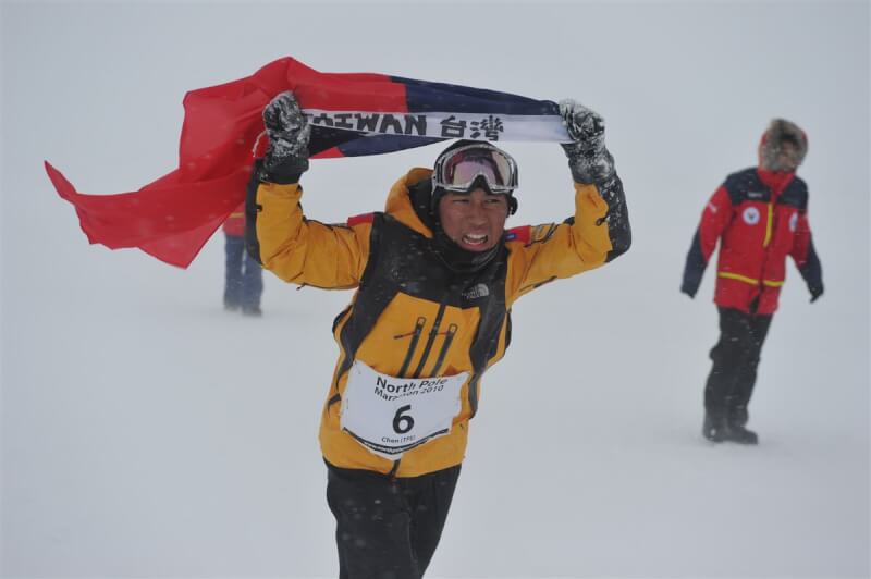 陳彥博2009年開始參與個人第一場超馬賽—喜馬拉雅160公里5天分站賽，這也是他第一次披掛著國旗越過終點站。（陳彥博提供）中央社 112年4月14日