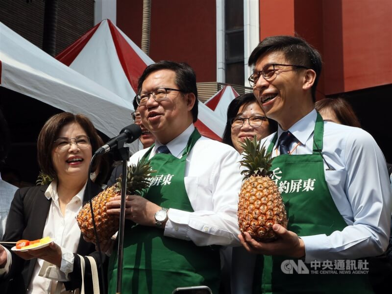 行政院副院長鄭文燦（前中）14日出席由民進黨立委鍾佳濱（前右）等人在立法院舉辦的「屏東旺來，與你相芋」推廣展售記者會，共同行銷屏東鳳梨等農產品。中央社記者郭日曉攝 112年4月14日