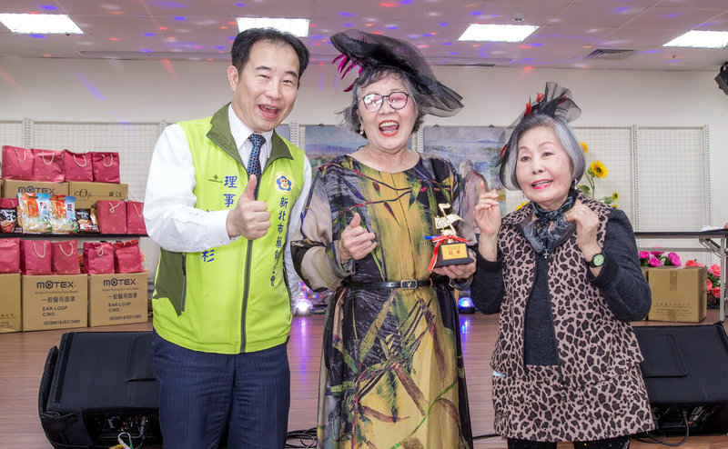新北市藥師公會14日表示，關懷八里安老院長輩，13日前往舉辦歌唱比賽，理事長許有杉（左）頒獎給獲得第一名的歌者。（新北市藥師公會提供）中央社記者黃旭昇新北傳真  112年4月14日