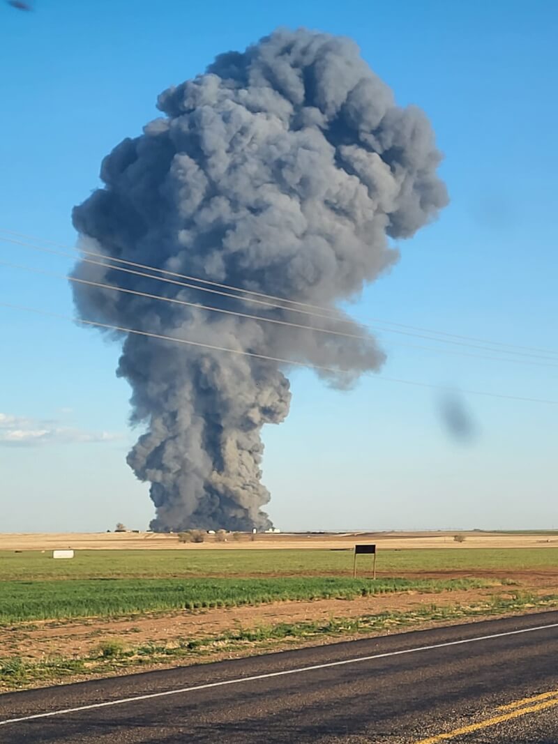 德州一間乳牛場發生爆炸和火災，造成大約1萬8000頭牛隻死亡，還有一名農場工作人員受傷送醫。（圖取自卡斯楚郡警長辦公室臉書facebook.com）