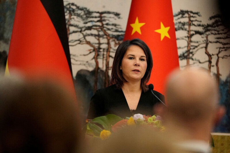 德國外交部長貝爾伯克和中國外長秦剛14日在記者會上公開「交鋒」，稱台灣不穩定將會是可怕的情景。（路透社）