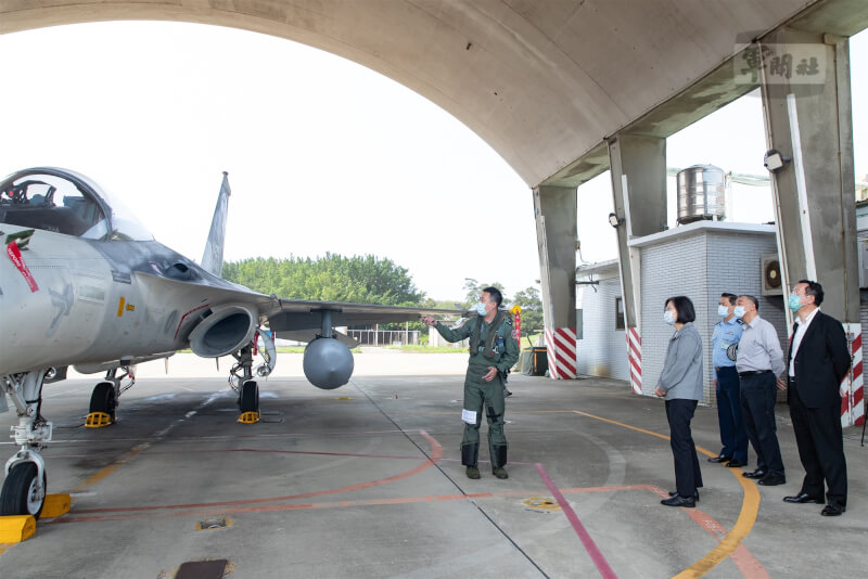 總統蔡英文前往台中視導空軍第三戰術戰鬥機聯隊說，這段期間因應中國軍演，大家都辛苦了，並表示未來會繼續提升軟、硬體設施以及加強人員訓練，希望大家持續精進能力。（總統府提供）