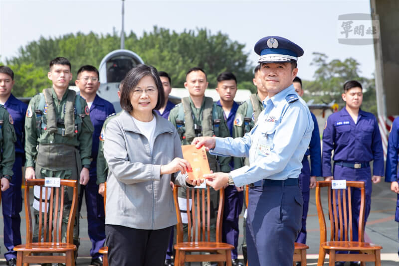 總統蔡英文（前左）視導空軍第三戰術戰鬥機聯隊並頒發加菜金，感謝官兵們的辛勞付出。（總統府提供）