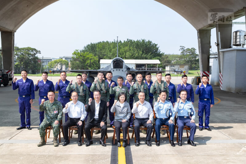 總統蔡英文（前左4）14日前往台中視導空軍第三戰術戰鬥機聯隊。（總統府提供）