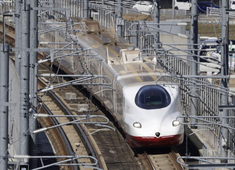 日本鐵路周遊券JR PASS今天在官網公告，10月起調高全國版售價，上漲逾6成。圖為西九州新幹線。（共同社）