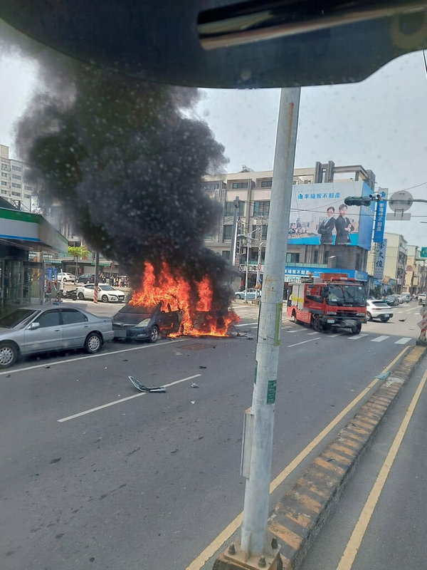 台南市善化區14日發生2輛自小客車在路口相撞，更波及停靠路旁的另輛自小客車，其中1輛自小客車起火燃燒。（台南市警局提供）中央社記者張榮祥台南傳真  112年4月14日