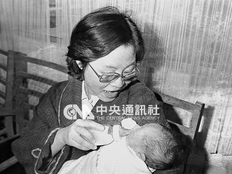 1985年4月22日，全台第一位試管嬰兒「張小弟」出生6天後，媽媽張淑惠以興奮的心情，首次親自餵奶。（中央社檔案照片）