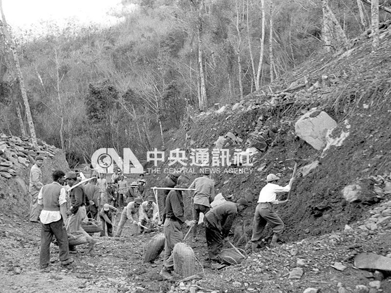 梨山附近地質鬆軟，大型機具無法派上用場，1958年，榮建第四總隊的榮民弟兄幾乎是靠著雙手一鍬一鏟、一錘一鑿來修築道路。（中央社檔案照片）