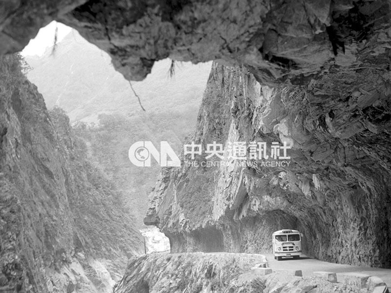 1960年5月，中橫正式通車後，汽車在岩壁中鑿出的道路上蜿蜒前進，台灣東西兩岸從此不再隔絕。（中央社檔案照片）