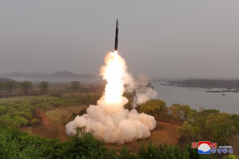 北韓官方媒體14日報導，北韓已試射一枚新型固體燃料洲際彈道飛彈「火星-18」。（圖取自北韓中央通信社網頁kcna.kp）