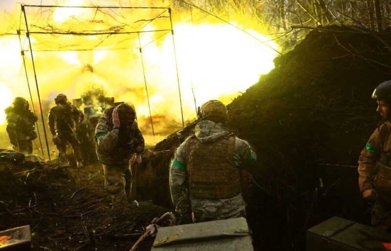 烏克蘭官員表示，俄羅斯軍方13日持續逼進，對巴赫姆特不斷攻擊，也砲擊南部城市赫松。圖為13日巴赫姆特附近激烈戰鬥中，烏克蘭砲兵向前線開火。（路透社）