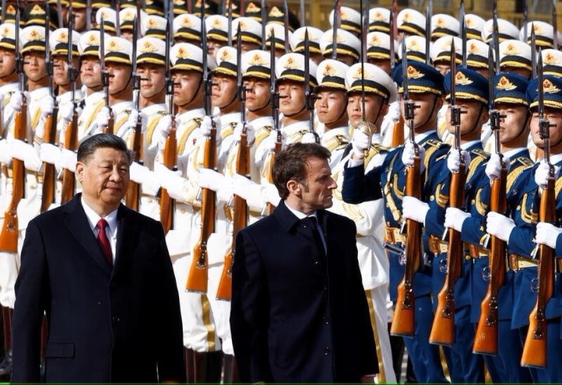 圖為中國國家主席習近平（前左）6日在北京以軍禮歡迎法國總統馬克宏（前右）到訪。（路透社）