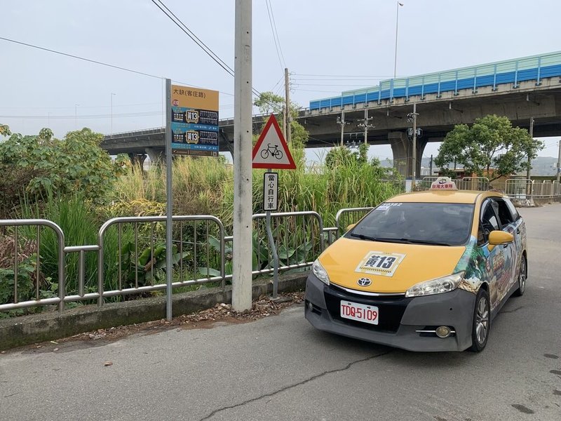 台中市交通局表示，市府規劃小黃公車上路，逐年擴大服務路線，讓偏遠地區民眾很有感，小黃公車提供固定與站牌路線，還能隨招隨停，改善民眾出門受限交通問題的困擾。（台中市政府提供）中央社記者郝雪卿傳真  112年4月15日