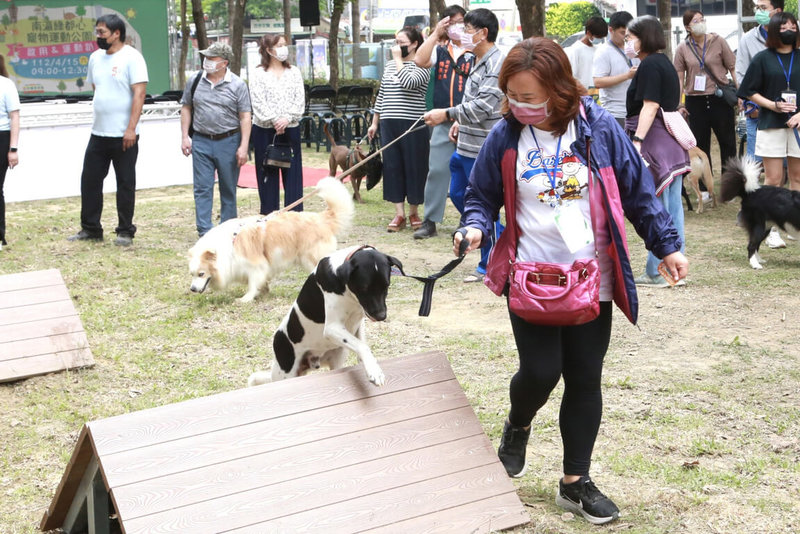 台南市南瀛綠都心寵物運動公園15日啟用，公園設置跳板及獨木橋等設施供毛小孩遊玩，讓飼主跟毛小孩放鬆心情，釋放壓力，增進身心健康。（台南市政府提供）中央社記者張榮祥台南傳真  112年4月15日