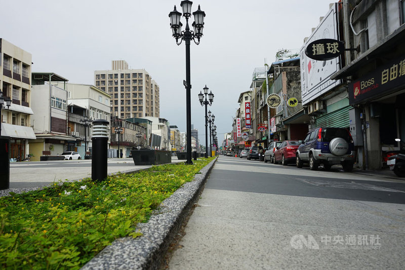 近日網路社群流傳一份針對花蓮日出香榭大道施政滿意度調查，花蓮縣政府15日表示，該問卷未經查證就散布於眾，點名相關問題卻沒交代過去縣府已針對缺失做多次說明，恐致民眾誤解，決定赴警局報案處理。圖為日出觀光香榭大道一景。中央社記者張祈攝  112年4月15日