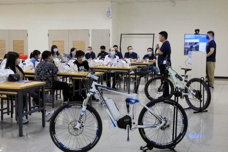 教育部推動「新住民子女國際職場體驗」，盼透過暑期的參訪活動，增加新住民子女的學習動機和國際移動力。（教育部提供）中央社記者陳至中台北傳真  112年4月15日