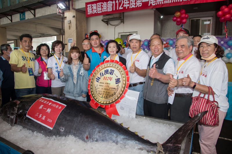 近10年最重達320公斤的「蘇澳第一鮪」黑鮪魚15日上午在南方澳第三魚貨拍賣場拍賣，以每公斤新台幣7000元、總價224萬元拍出。（宜蘭縣政府提供）中央社記者王朝鈺傳真 112年4月15日