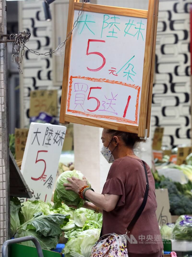 主計總處指出，國際原物料價格逐漸回落，以新台幣計價的進口物價指數已經終結整整2年的上漲，轉為下跌，可減緩國內輸入性通膨壓力。圖為在台北市民眾購買蔬果。（中央社檔案照片）