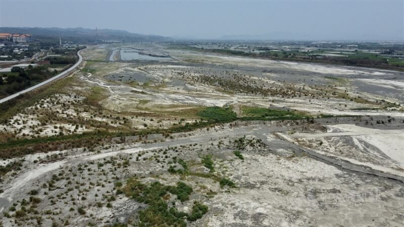 高雄水情吃緊，經濟部水利署為了解高雄地區情形，日日監控地下水位，15日表示，高雄大樹地下水位略有回升。圖為11日高屏溪河床處，部分區域裸露現出乾涸底泥、雜草叢生。（中央社檔案照片）