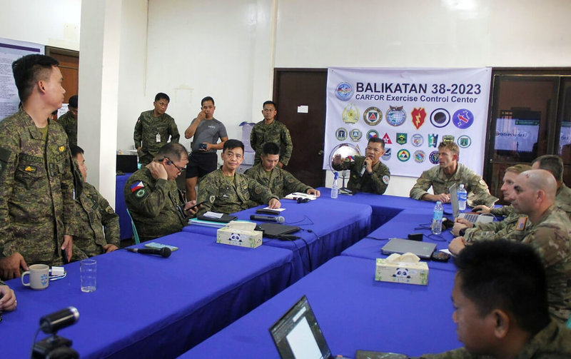 菲美年度「肩並肩」（Balikatan）聯合演習11日登場，將進行到28日。圖為菲美陸軍12日聽取每日演習活動簡報。（菲律賓陸軍提供）中央社記者陳妍君馬尼拉傳真 112年4月15日
