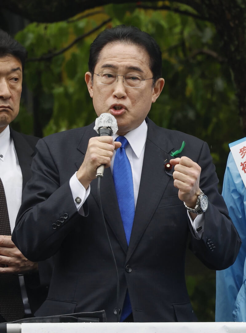 日本首相岸田文雄15日在和歌山市為眾議員補選站台輔選，現場傳出爆炸聲響，一名男子遭制伏，岸田確認未受傷。（共同社）