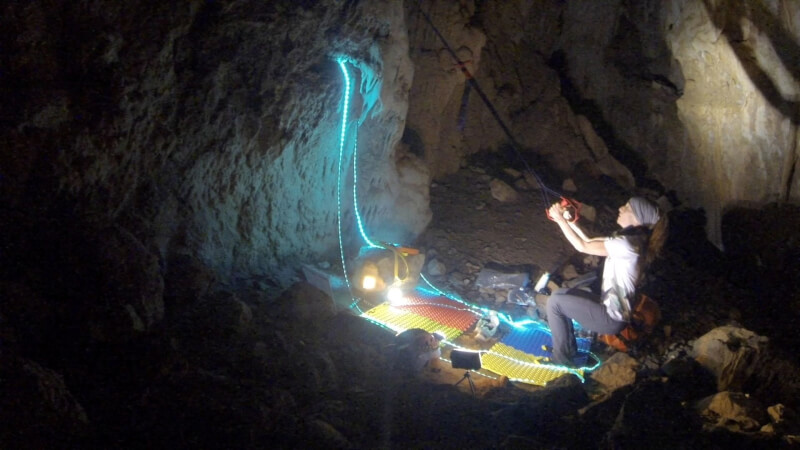 西班牙女登山家佛萊米尼為實驗人體極限，挑戰與世隔絕住在地下70公尺洞穴長達500天。（Dokumalia Producciones/Handout via 路透社）