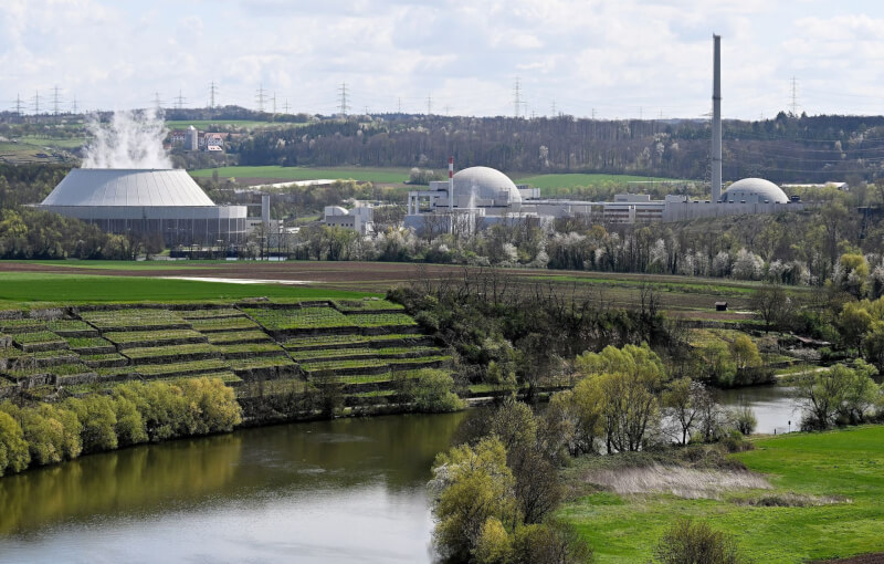 圖為14日仍在運作的德國的內卡維斯特海姆核電廠。（路透社）