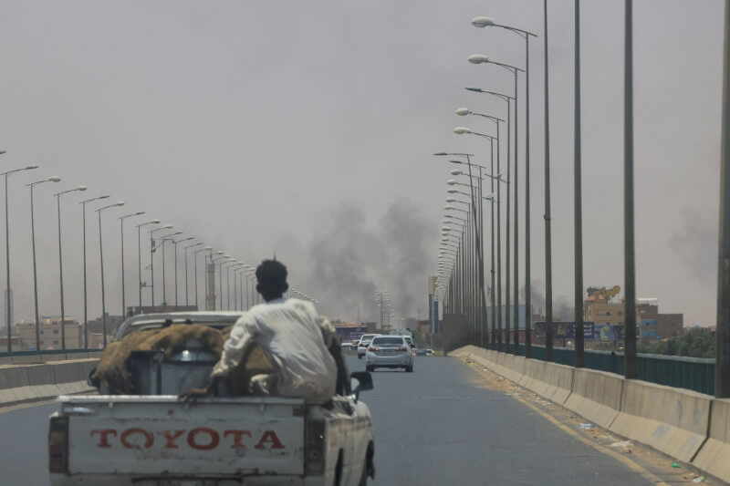 蘇丹正規軍和快速支援部隊15日爆發衝突，喀土穆北部恩圖曼升起因雙方交火、爆炸產生的濃煙。（路透社）