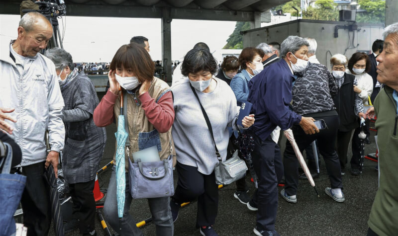 日本首相岸田文雄15日赴地方輔選時遭人丟擲疑似爆裂物，圖為民眾逃離現場。（共同社）