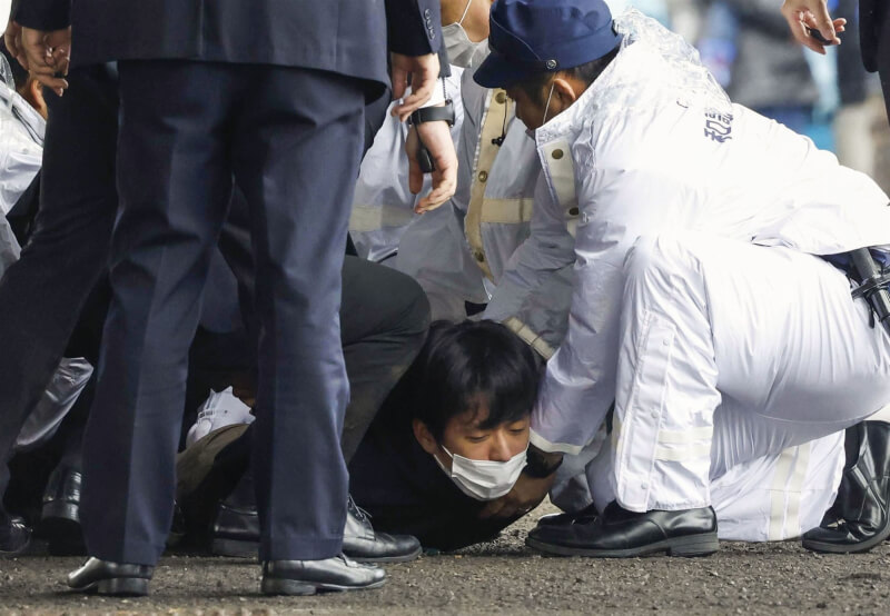 犯嫌木村隆二（中）15日朝首相岸田文雄丟擲爆裂物後當場被逮。（共同社）