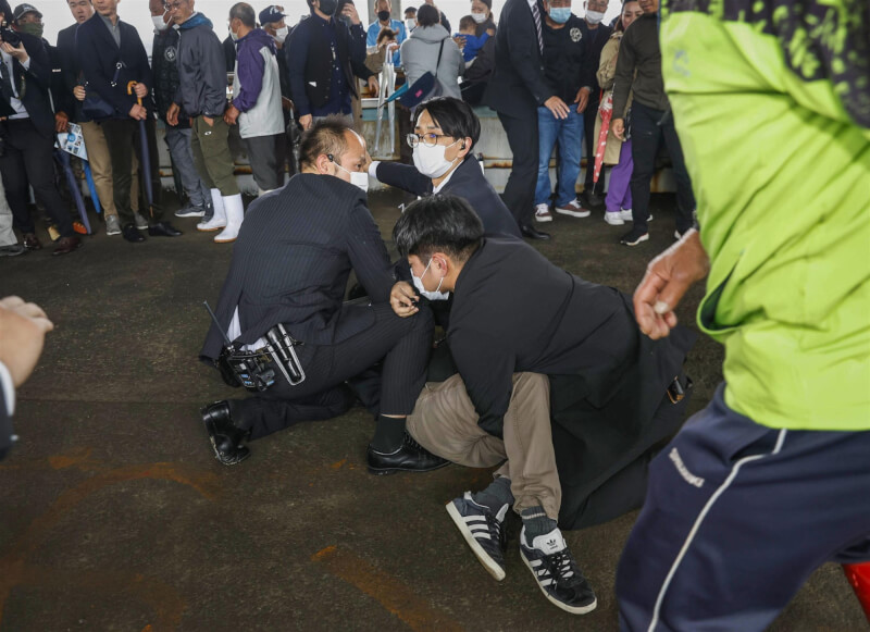 日本首相岸田文雄15日前往和歌山為眾議員輔選演講前，雜賀奇漁港現場突然傳出爆炸聲響。一名男性已遭警方制伏。（共同社）
