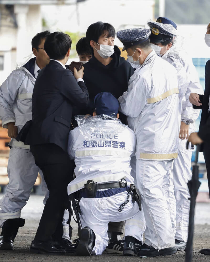 日本專家指出，對首相岸田文雄丟擲爆裂物的犯嫌木村隆二（圖中黑衣者）可能是安倍晉三遇刺案的模仿犯。（共同社）
