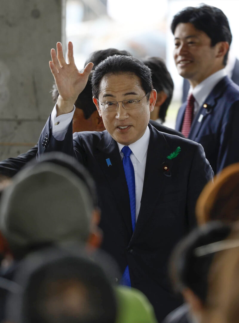 日本首相岸田文雄（圖）15日輔選視察時遭人丟擲爆裂物。（共同社）