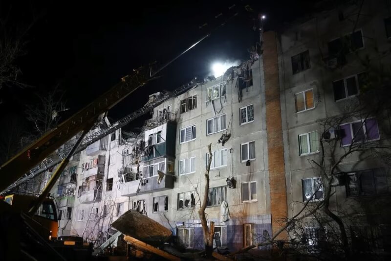 烏克蘭東部城市斯拉夫揚斯克14日遭俄軍砲轟，消防人員針對一棟被炸毀的公寓大樓挖掘搶救。（路透社）