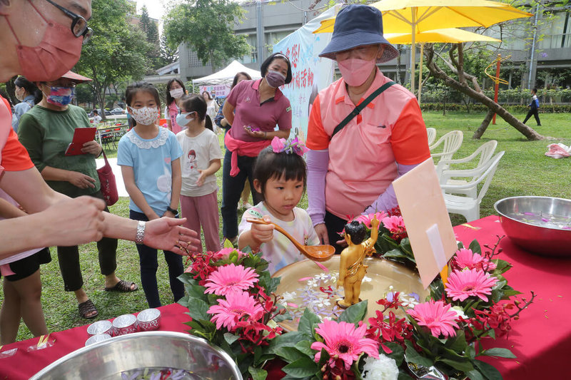 民進黨新住民事務部主任羅美玲16日在南投市舉辦潑水節浴佛祈福活動，吸引許多新住民朋友及台灣家庭到場共襄盛舉。（羅美玲團隊提供）中央社記者蕭博陽南投縣傳真  112年4月16日