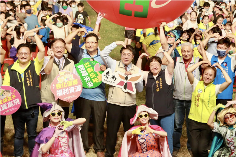 紙風車劇團16日晚間在台南市鹽水國中演出舞台劇「紙風車的魔法書」，台南市長黃偉哲（2排左4）等人也到場與民眾同樂。（台南市政府提供）中央社記者楊思瑞台南傳真  112年4月16日