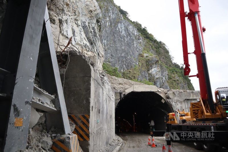 蘇花公路台9線159.3公里大清水明隧道因鋼構明隧道工程施工，4月18日起至5月15日上午8時至下午6時採單線雙向機動管制，假日不管制。中央社記者李先鳳攝  112年4月16日