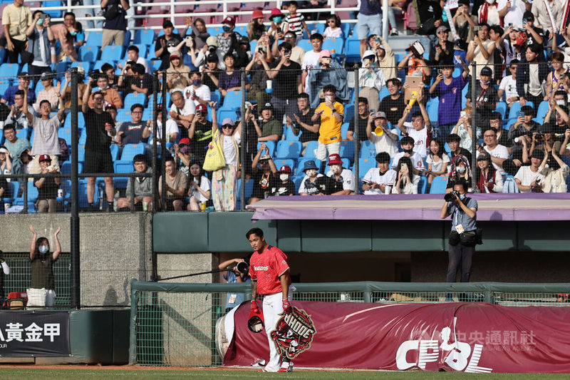 中華職棒味全龍隊林智勝（前中）16日順利達成史無前例的300轟，回本壘後他在場邊脫帽，向所有支持球迷致意。中央社記者趙世勳攝　112年4月16日