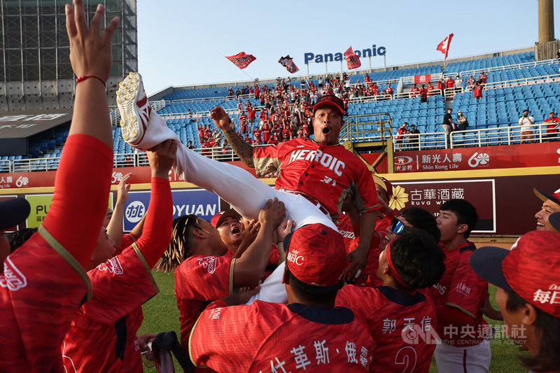 中職味全龍隊野手林智勝（中上）16日在樂天桃園棒球場代打上場轟出3分砲，達成生涯300轟里程碑，賽後隊友們開心高拋林智勝為他慶祝。中央社記者趙世勳攝  112年4月16日