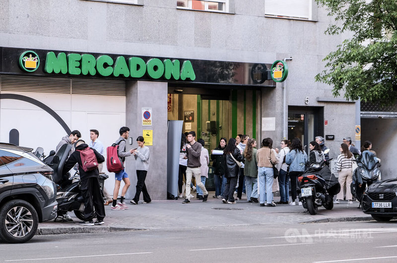 西班牙連鎖超市龍頭「梅爾卡多納」（Mercadona）位於馬德里市中心住宅區的分店，在平日下班時段的進出人潮絡繹不絕。中央社記者胡家綺馬德里攝 112年4月16日
