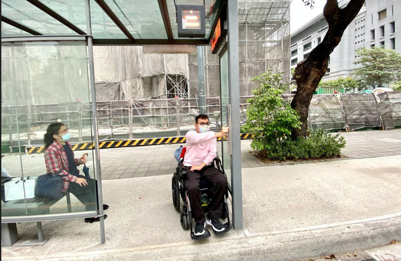 台中市政府優化公車候車亭服務燈「輪椅」標誌，改為「黃色笑臉鈴鐺」，無論是身障、長者或有需要搭車的人，都能按鈴候車。（台中市政府提供）中央社記者趙麗妍傳真  112年4月16日