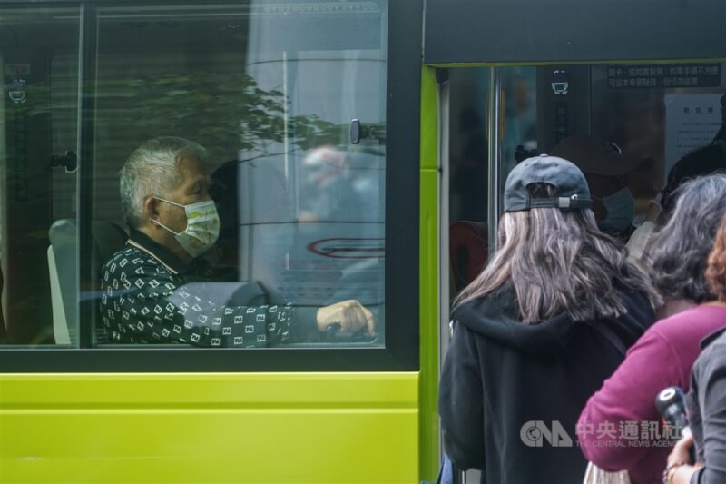 圖為民眾13日搭乘公車時配合現行規定戴好口罩。（中央社檔案照片）