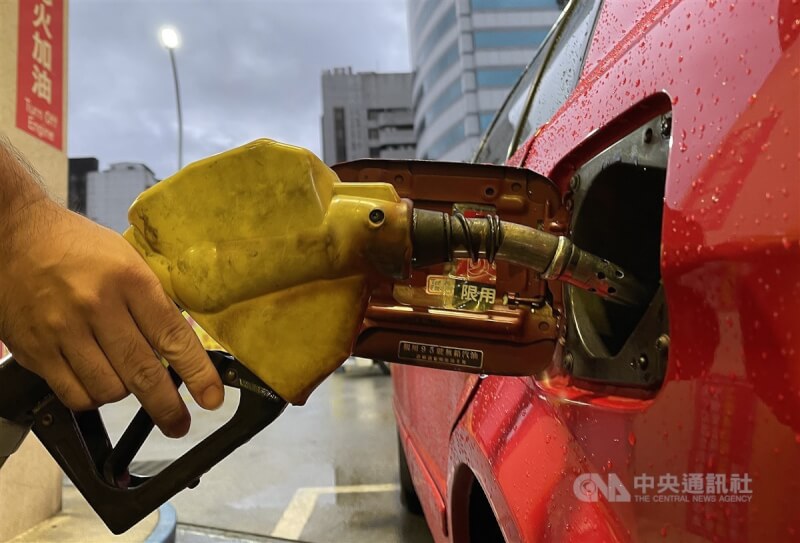 17日凌晨零時起，台灣中油汽油每公升價格調漲新台幣0.3元，柴油每公升價格調降0.2元；國內發油量最大的95無鉛汽油每公升將達31.3元。（中央社檔案照片）